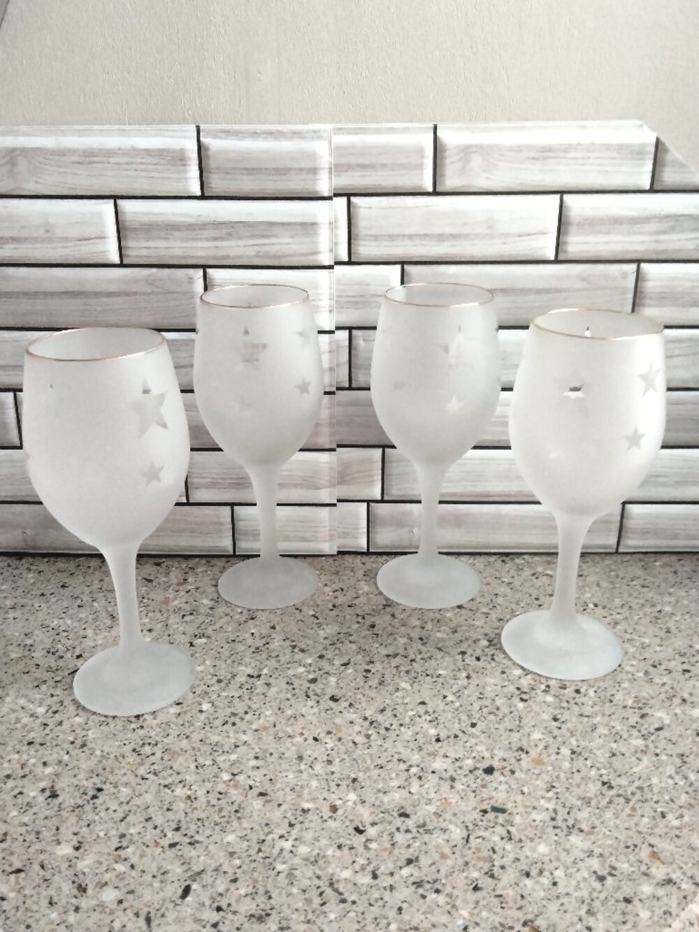 New Set of FOUR Stars Gold Rim Wine Glasses (B)